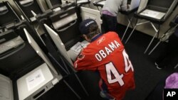 Un elector llena su boleta en el primer día de elección temprana en Des Moines, Iowa.