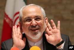 Ngoại trưởng Iran Mohammad Javad Zarif nói Iran sẵn sàng đóng băng chương trình tinh luyện trong một vài năm, nhưng không giảm thiểu chương trình này.