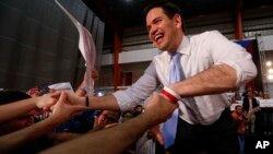 지난 5일 미국령 푸에르토리코에서 공화당 경선 마르크 루비오 후보가 지지자들과 악수하고 있다.
