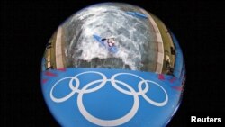 伦敦奥运的皮划艇运动员激浪搏斗
