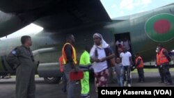 Basi na baye bavandaka na ex-combattants ya M23 na bozongi na bango kowuta Ouganda, na aéroport ya Goma, Nord-Kivu, 26 février 2019. (VOA/Charly Kasereka)