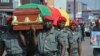 Des soldats portent les cercueils des quatre soldats tués lors des violences, à Bamenda, Cameroun, le 17 novembre 2017.