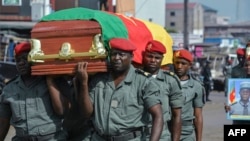 Des soldats portent les cercueils des quatre soldats tués lors des violences, à Bamenda, Cameroun, le 17 novembre 2017.