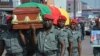 Militer Kamerun melakukan upacara pemakaman militer bagi 4 tentara yang tewas dalam aksi kekerasan oleh kelompok separatis, pada pertengahan bulan ini, 17 November lalu (foto: dok). 
