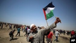 Palestinci gađaju kamenicama izraelski vojnike tokom protesta na granici Gaze, 15. maja 2019. 