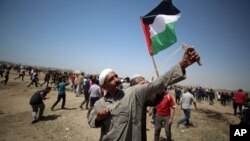 Warga Palestina di Gaza melakukan protes dalam peringatan 71 tahun hari "Nakba" atau malapetaka akibat berdirinya negara Israel di sana, Rabu (15/5). 