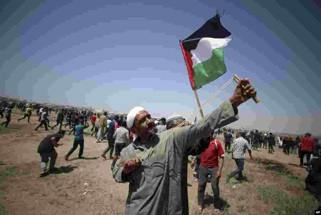 در موج جدیدی از درگیری در مرز غزه، مرد فلسطینی با سنگ انداز، سربازان اسرائیلی آن سوی مرز را هدف گرفته است.&nbsp;فلسطینی ها روز استقلال اسرائیل در ۲۴ اردیبهشت را &laquo;روز نکبت&raquo; می نامند و علیه این کشور اعتراض می کنند.