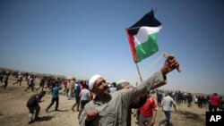 Palestinci gađaju kamenicama izraelski vojnike tokom protesta na granici Gaze, 15. maja 2019. 