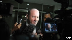 Australian Ambassador Greg Moriarty (C) is surrounded by journalists upon his arrival after being summoned to the Indonesian foreign ministry, Nov. 1, 2013.