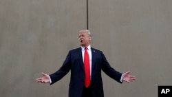 Presiden Donald Trump berbicara saat melaksanakan tur menginspeksi berbagai purwarupa tembok pembatas di San Diego, California, 13 Maret 2018.