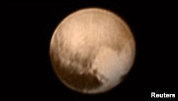 ດາວພະຍົມ ຫຼື Pluto ໃນພາບຖ່າຍນີ້ ເມື່ອ ວັນທີ 7 ກໍລະກົດ 2015 ຈາກ ກ້ອງຖ່າຍໄລຍະໄກ ຫຼື Long Range Reconnaissance Imager (LORRI) ຂອງ ຍານສຳຫຼວດ New Horizons.