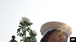 인천상륙작전 기념일에 맥아더 장군 동상 앞에서 열린 헌화행사.