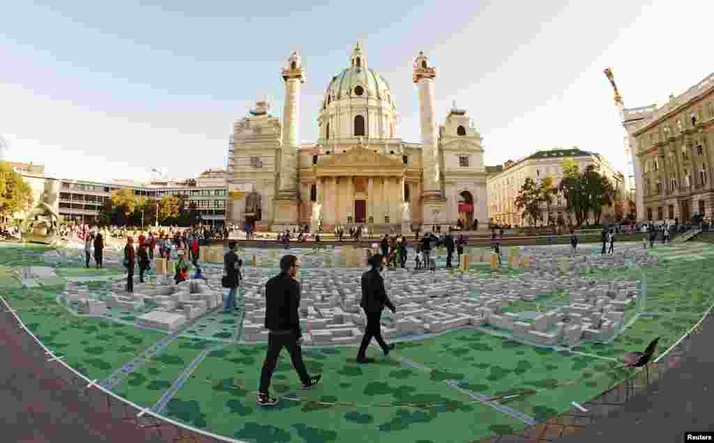 Proyek seni &quot;Hypotopia&quot;, karya para mahasiswa Universitas&nbsp;Teknologi Wina dipamerkan di depan gereja&nbsp;Karlskirche di Wina, Austria. 