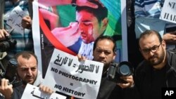 Dozens of Egyptian photojournalists take part in demonstration to condemn violence against them and defend their right to cover the news, outside the Shura Council, Cairo, March 19, 2013.