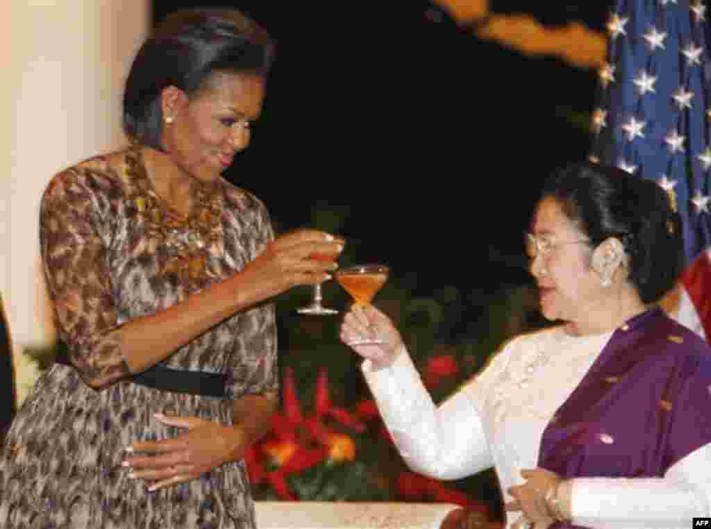 First lady Michelle Obama, left, toasts former Indonesian President Megawati Sukarnoputri, during a state dinner at the Istana Negara in Jakarta, Indonesia, Tuesday, Nov. 9, 2010. (AP Photo/Charles Dharapak)