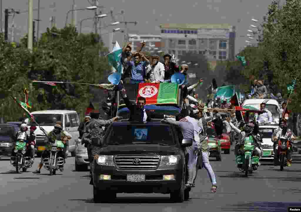 Thousands of Afghans protest to support presidential candidate Abdullah Abdullah, in Kabul June 27, 2014.