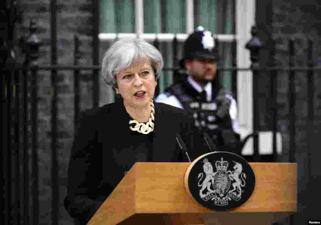 La primera ministra británica Theresa May habla desde su residencia oficial en el número 10 de la Downing Street después de ataques en el Puente de Londres y en el Borough Market que dejaron 7 muertos y 48 heridos. Junio 4, 2017.