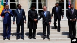 Shugaban Najeriya Goodluck Jonathan da Shugaban Faransa Francois Hollande a wajen Taro kan Tsaro a Najeriya, a Zauren Elysee a Paris, 17 ga, Mayu 2014.