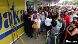 Cientos de compradores hacen fila frente a una tienda de electrodomésticos en busca de productos en Caracas.