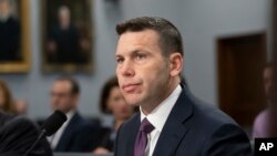 Secretario Interino del Departamento de Seguridad Nacional (DHS), Kevin McAleenan fotografiado antes de una audiencia del subcomité de apropiaciones de la Cámara de Representantes sobre el presupuesto del DHS. Abril 30 de 2019.