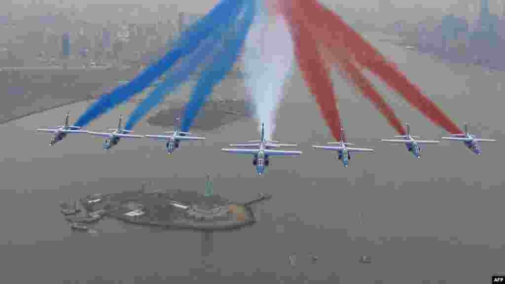 Tim aerobatik &#39;La Patrouille&#39; Perancis beraksi menampilkan warna bendera nasional Perancis, di atas patung Liberty, New York, AS.