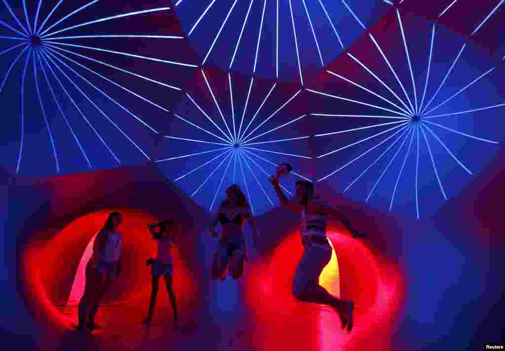 Khách tham quan bên trong một tác phẩm bơm hơi ba chiều có ánh sáng của nhà thiết kế người Anh Alan Parkinson trong lễ hội âm nhạc Sziget trên một hòn đảo trên sông Danube ở Budapest, Hungary. &nbsp;