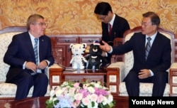 한국을 방문한 토마스 바흐 국제올림픽위원회(IOC) 위원장(왼쪽)이 지난 3일 청와대에서 문재인 한국 대통령을 만나 대화하고 있다.