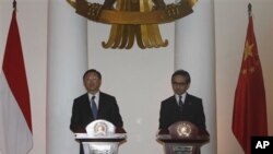 ທ່ານ Yang Jiechi ລັດຖະມົນຕີຕ່າງປະເທດຈີນ(ຊ້າຍ) ກັບຄູ່ຕໍາ ແໜ່ງ ລັດຖະມົນຕີຕ່າງປະເທດອິນໂດເນເຊຍ ທ່ານ Marty Natalegawa 