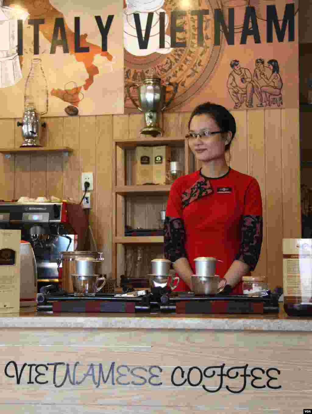 A Vietnamese-style coffee demonstration. (D. Schearf/VOA)