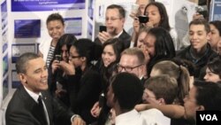 El presidente Obama saluda a los participantes de la feria de ciencias en el Museo de Historia Natural de Nueva York.