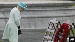 Britain's Queen Elizabeth bows her head after laying a wreath at the Irish War Memorial Gardens, dedicated to the 49,400 Irish soldiers who died in World War I, in Dublin, May 18, 2011.