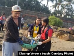 ساحلی صفائی کی مہم میں حصہ لینے والے رضاکار