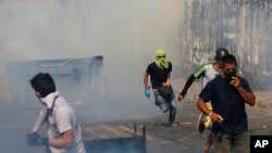 Tropas dispararam gás lacrimogéneo contra manifestantes, Venezuela,23 de Fevereiro. 