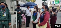 ក្រុមអតីត​បុគ្គលិក​នយោជិត​ក្រុមហ៊ុន​ណាហ្គាវើលដ៍​ត្រៀម​ដាក់​ញត្តិ​ទៅ​កាន់​ស្ថានទូត​បារាំង​ប្រចាំ​កម្ពុជា ក្នុង​រាជធានី​ភ្នំពេញ កាល​ពី​ថ្ងៃច័ន្ទ ទី១៧ ខែ​មករា ឆ្នាំ​២០២២។ (ណឹម សុភ័ក្រ្តបញ្ញា/វីអូអេ)