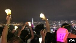 數以千香港市民響應”9-13”太平山香港之路”人鏈，在中秋夜以和平理性非暴力的方式，再次展示爭取反送中五大訴求，缺一不可的決心。（美國之音湯惠芸拍攝）