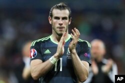 Gareth Bale applaudit son public à la fin d'un match à Lyon, le 6 juillet 2016.