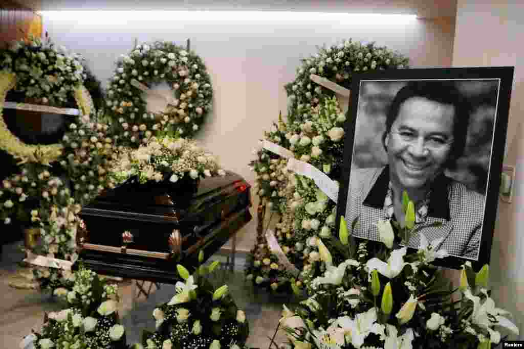 Una foto de Lucho Gatica, el cantante chileno conocido como "el rey del Bolero", quien murió a los 90 años el martes, se ve durante su funeral en la Ciudad de México, el miércoles 14 de noviembre.