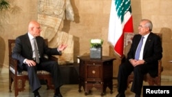 Lebanese Prime Minister Tammam Salam (L) talks with Lebanon's President Michel Suleiman at the presidential palace in Baabda, near Beirut, April 6, 2013. 