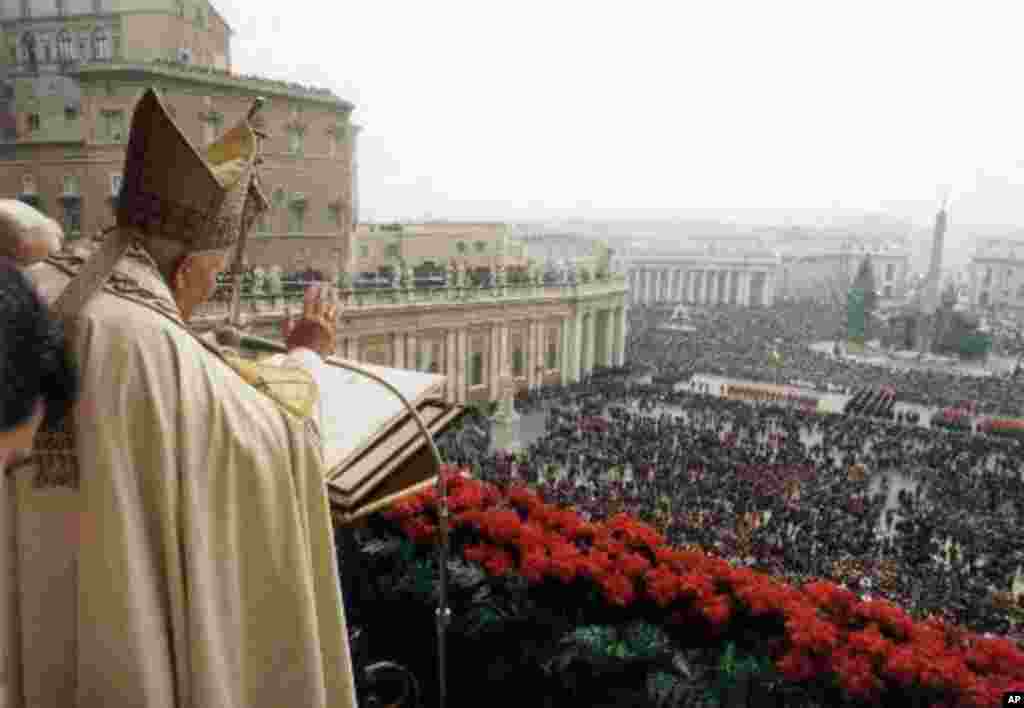 Pope John Paul II delivers the ''Urbi et Orbi (to the City and to the World) blessing from the central balcony of the main facade of St. Peter's Basilica at the Vatican , December 25, 1999 (AP Photo/Arturo Mari)