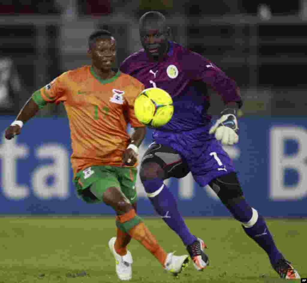 Rainford Kalaba of Zambia (L) challenges goalkeeper Bouna Coundoul of Senegal during the African Nations Cup soccer tournament in Estadio de Bata "Bata Stadium", in Bata January 21, 2012. REUTERS/Amr Abdallah Dalsh (EQUATORIAL GUINEA - Tags: SPORT SOCCER)
