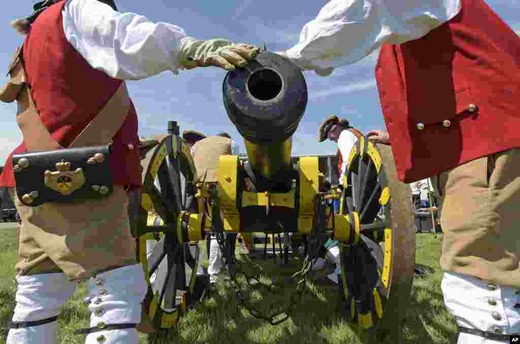در آلمان مسابقه ای از تسلیحات قرون گذشته در حال برگزاری است. دو مرد آلمانی در لباس سنتی سرگرم حمل یک توپ قدیمی هستند.