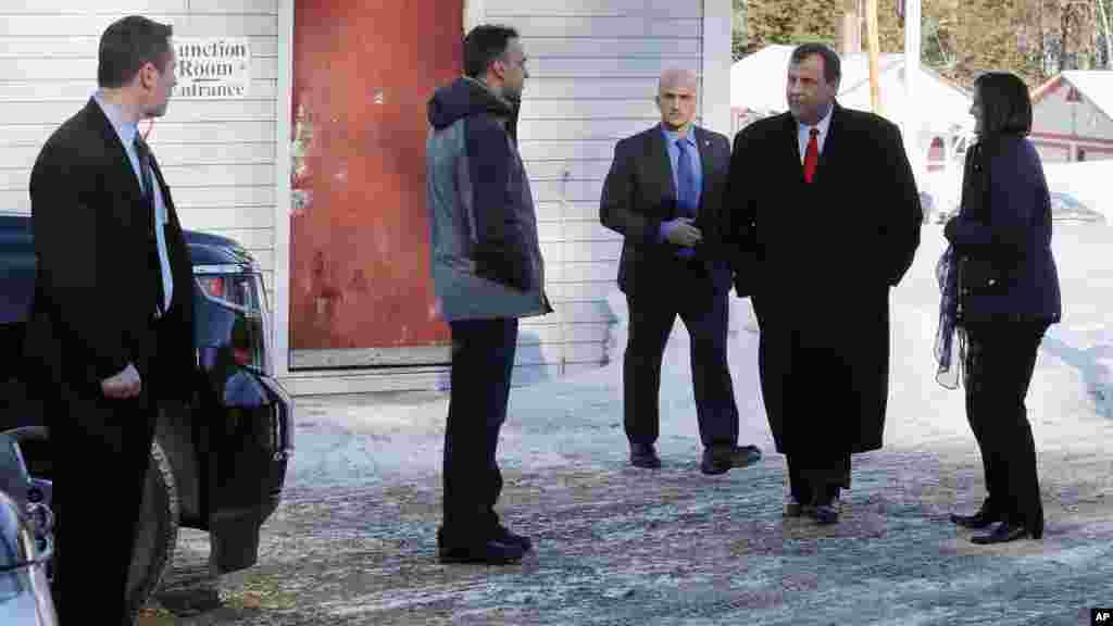 Pour raison de tempête de neige qui s&rsquo;abat sur le Nord-Est des Etats-Unis, le candidat aux primaires républicaines pour la présidentielle, le gouverneur du New Jersey Chris Christie met une pause à sa campagne dans le pays nord du New Hampshire, à Littleton, NH, 22 janvier 2016