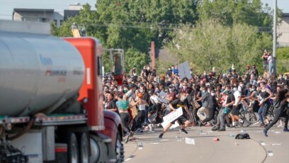 Xe bồn lao vào người biểu tình ở Minneapolis, Minnesota, hôm 31/05/2020.