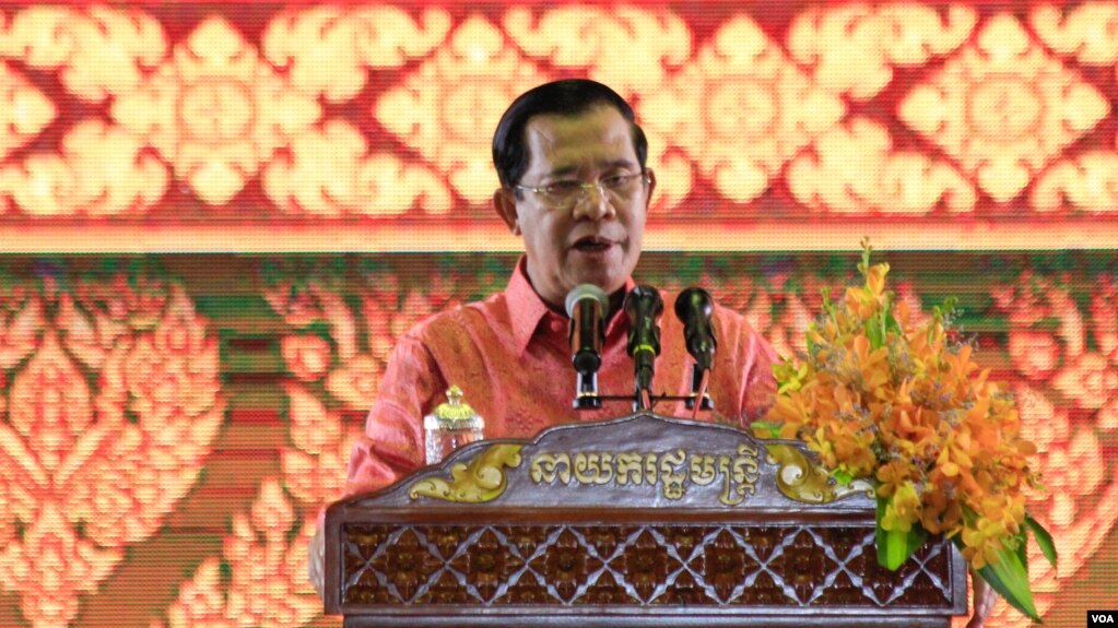 រូបឯកសារ៖ លោក នាយករដ្ឋមន្ត្រី ហ៊ុន សែន ថ្លែងទៅកាន់មហាជន ក្នុងកម្មវិធីអបអរសាទរការដាក់ប្រសាទសំបូរព្រៃគុក ក្នុងបញ្ជីរបេតិកភណ្ឌពិភពលោក, នៅរាជធានីភ្នំពេញ, នៅថ្ងៃទី១៧ ខែកក្កដា ឆ្នាំ២០១៧។ (អូន ឆេងប៉រ/ VOA)