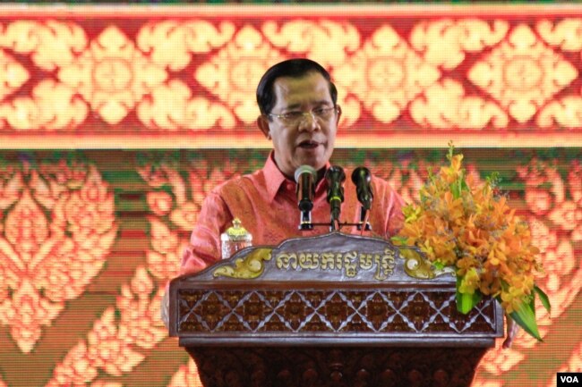 រូបឯកសារ៖ លោក​ នាយក​រដ្ឋមន្ត្រី ហ៊ុន សែន​ ថ្លែង​ទៅកាន់​មហាជន​ ក្នុង​កម្មវិធី​អបអរសាទរ​ការដាក់ប្រសាទ​សំបូរ​ព្រៃគុក​ ក្នុង​បញ្ជីរបេតិកភណ្ឌពិភពលោក​ នៅរាជធានីភ្នំពេញ​ នៅថ្ងៃទី​១៧​ ខែកក្កដា ឆ្នាំ​២០១៧។ (អូន​ ឆេងប៉រ/​ VOA)