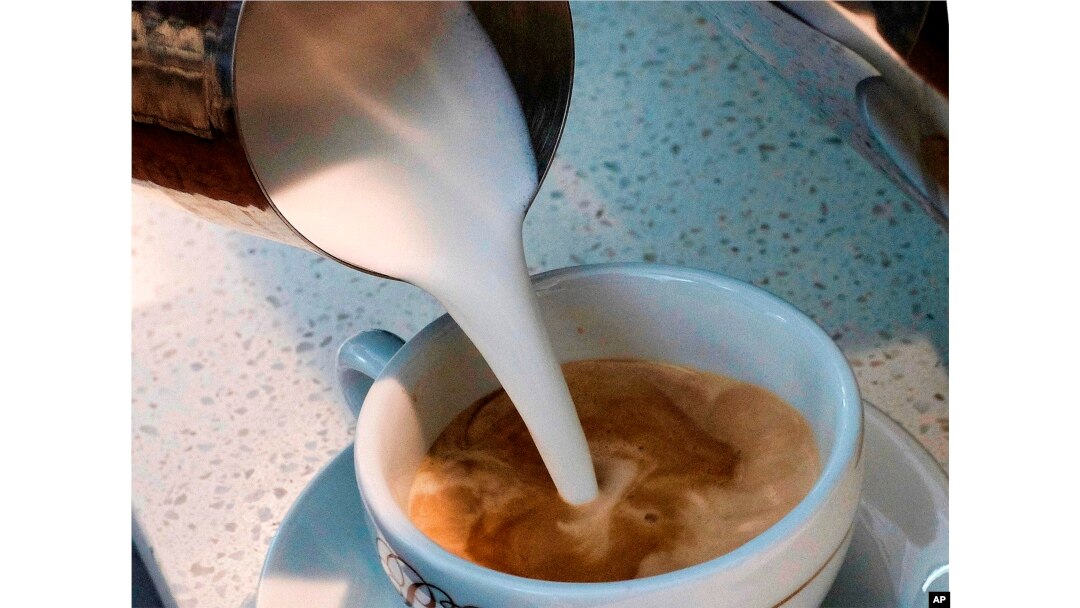 Susu, gula dan krim biasa ditambahkan pada kopi untuk menutupi rasa pahit.