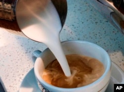 Susu, gula dan krim biasa ditambahkan pada kopi untuk menutupi rasa pahit.