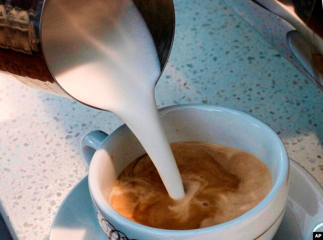 Susu, gula dan krim biasa ditambahkan pada kopi untuk menutupi rasa pahit.