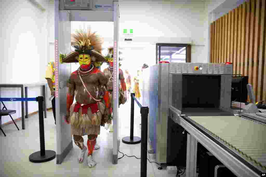 عبور رقصنده ها با لباس های سنتی از دستگاه امنیتی فرودگاه بین المللی جکسونز در پایتخت پاپوآ گینه نو.