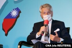 资料照片：法国参议院友台小组主席李察在台北的记者会上讲话。（2021年10月8日）